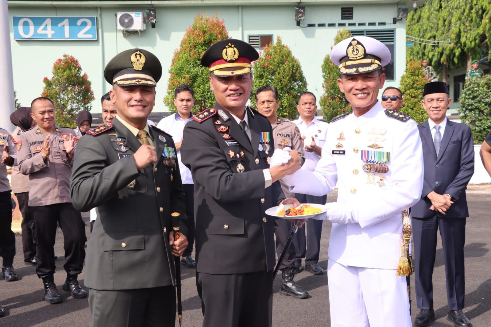 Bentuk Sinergitas, Jajaran Polres Lampung Utara Berikan Kejutan Hari Ulang Tahun TNI Ke- 80