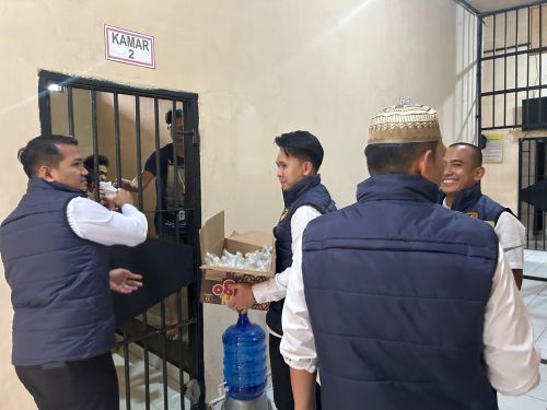 Polres Lampung Utara Bagikan Takjil untuk Tahanan, Wujud Kepedulian di Bulan Ramadan