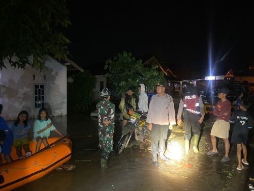 Sigap, Satgas Bencana Polres Lampung Utara Evakuasi Korban Banjir di Kotabumi